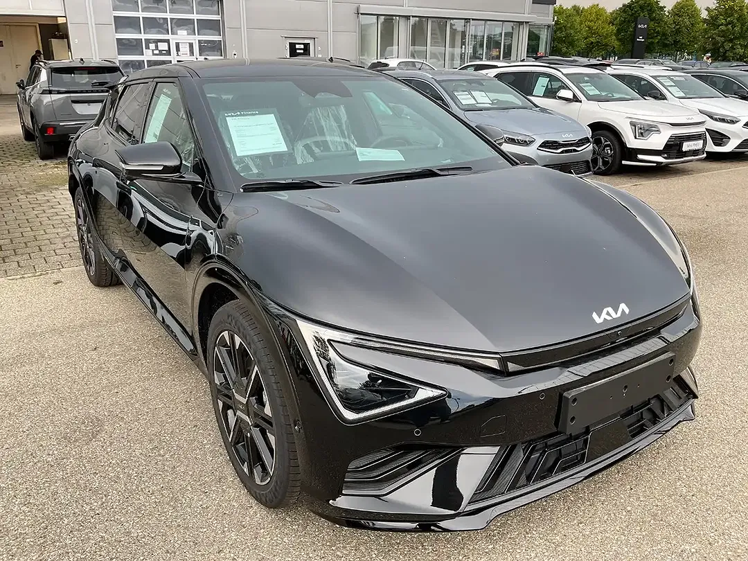 Kia EV6 - Thumbnail 2