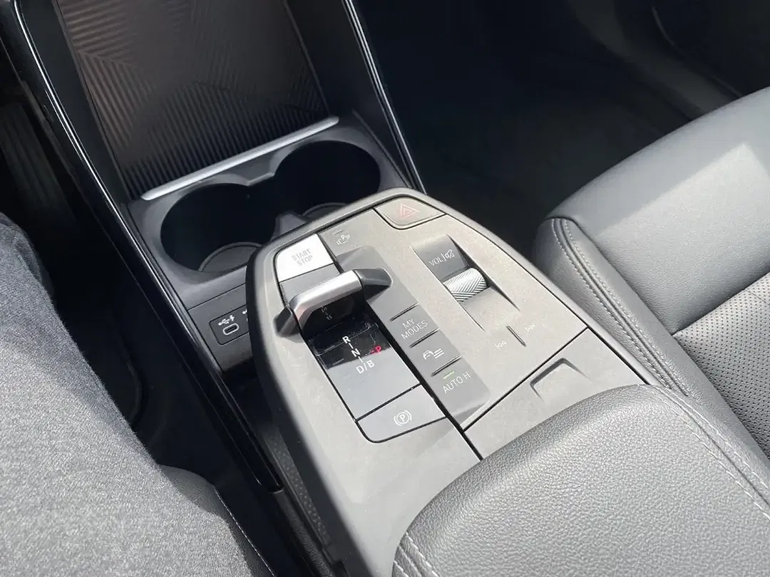 BMW iX1 - Thumbnail 13