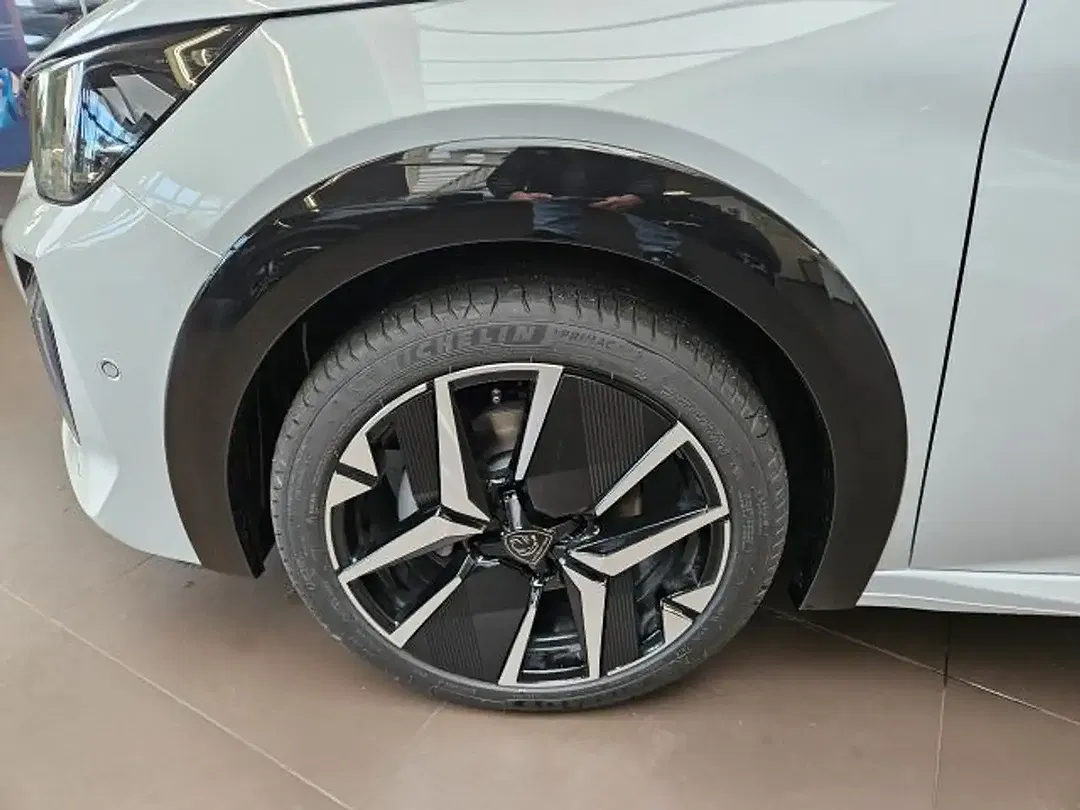 Peugeot 208 - Thumbnail 11
