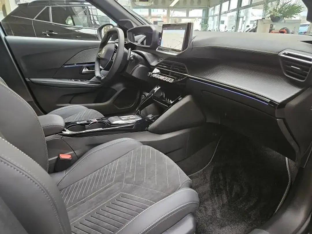 Peugeot 208 - Thumbnail 8