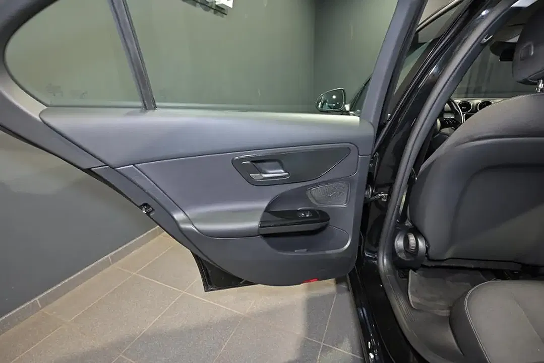 Mercedes-Benz C 200 - Thumbnail 25