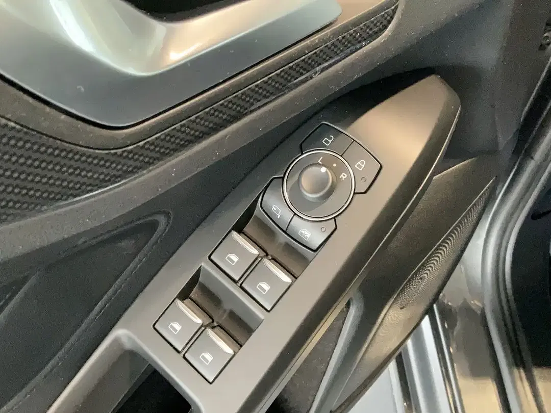 Ford Focus - Thumbnail 11