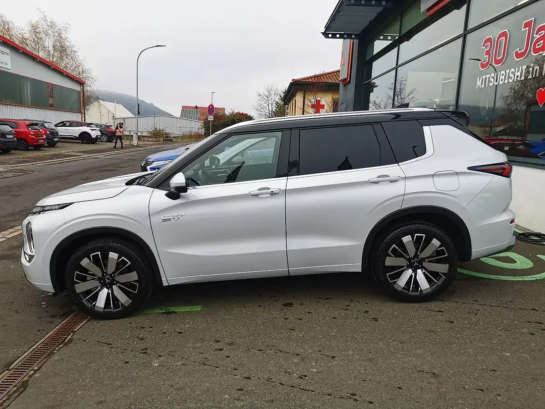 Mitsubishi Outlander - Thumbnail 2