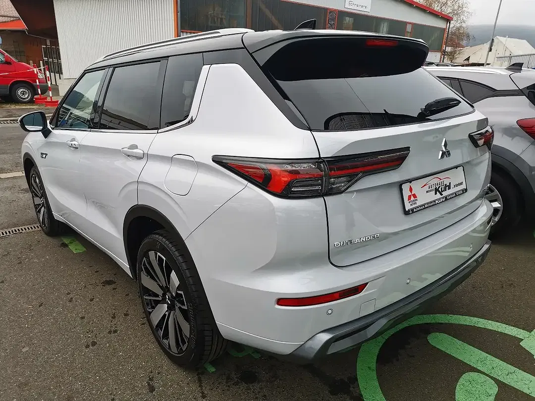 Mitsubishi Outlander - Thumbnail 3