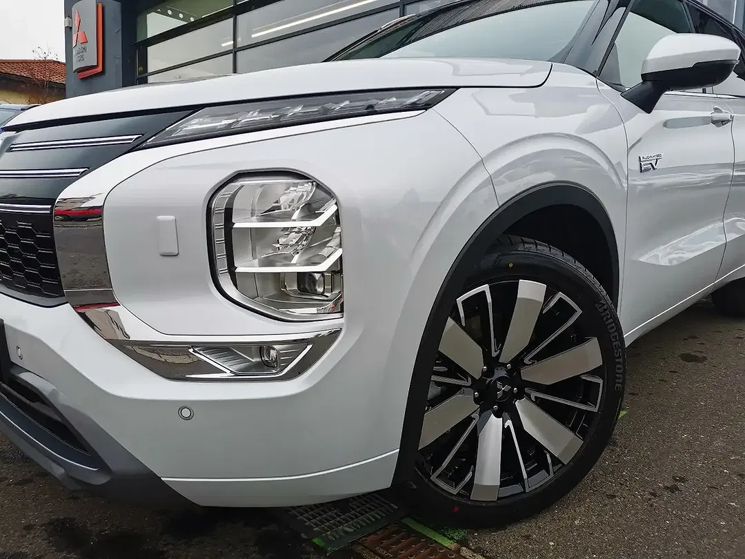 Mitsubishi Outlander - Thumbnail 8