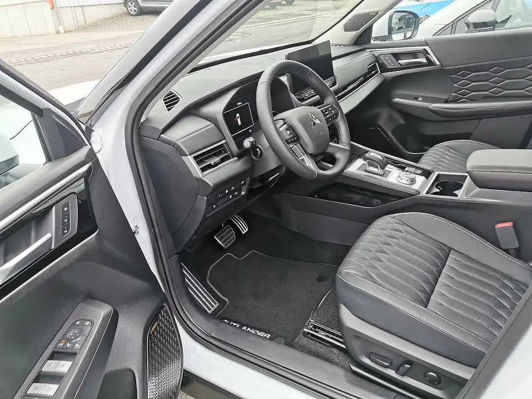 Mitsubishi Outlander - Thumbnail 9
