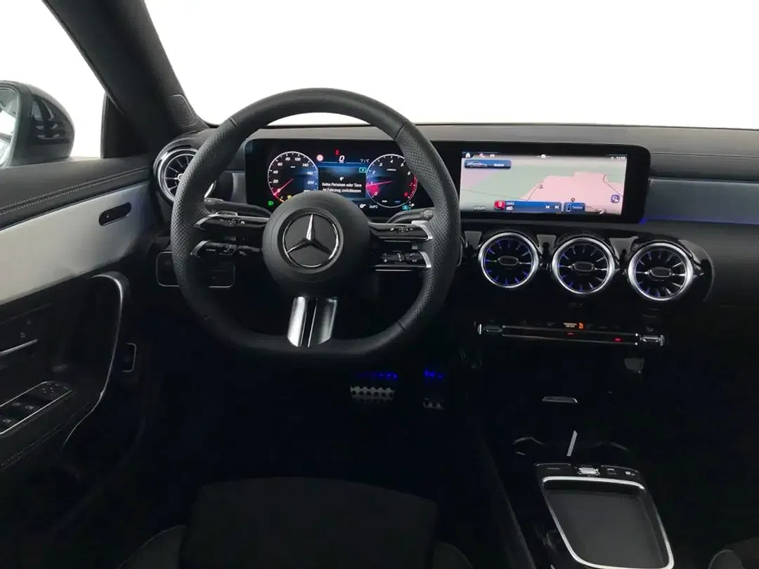 Mercedes-Benz CLA 180 - Thumbnail 4