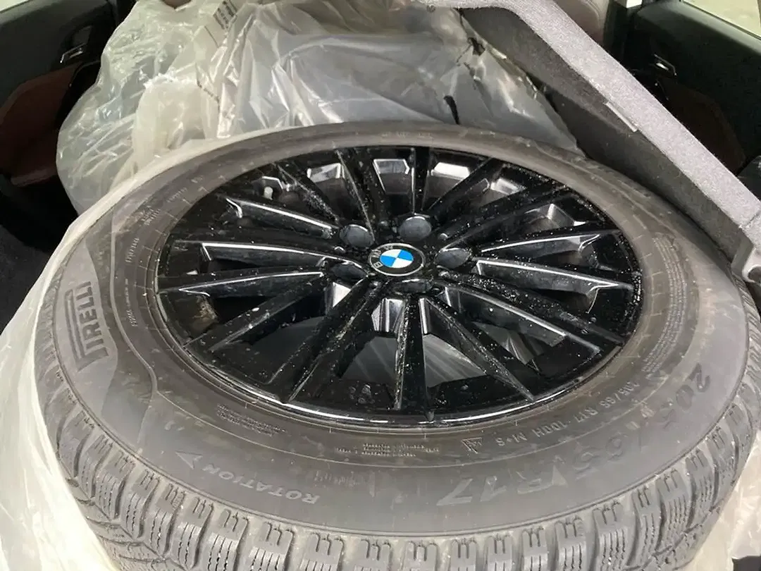 BMW iX1 - Thumbnail 9