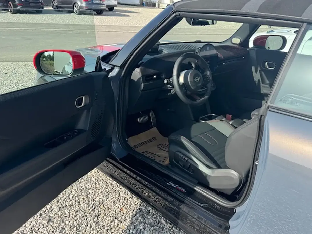 MINI John Cooper Works Cabrio - Thumbnail 10