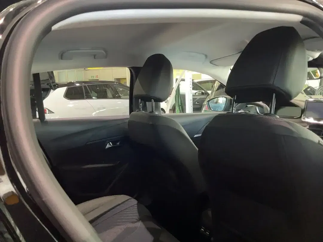Peugeot 208 - Thumbnail 9