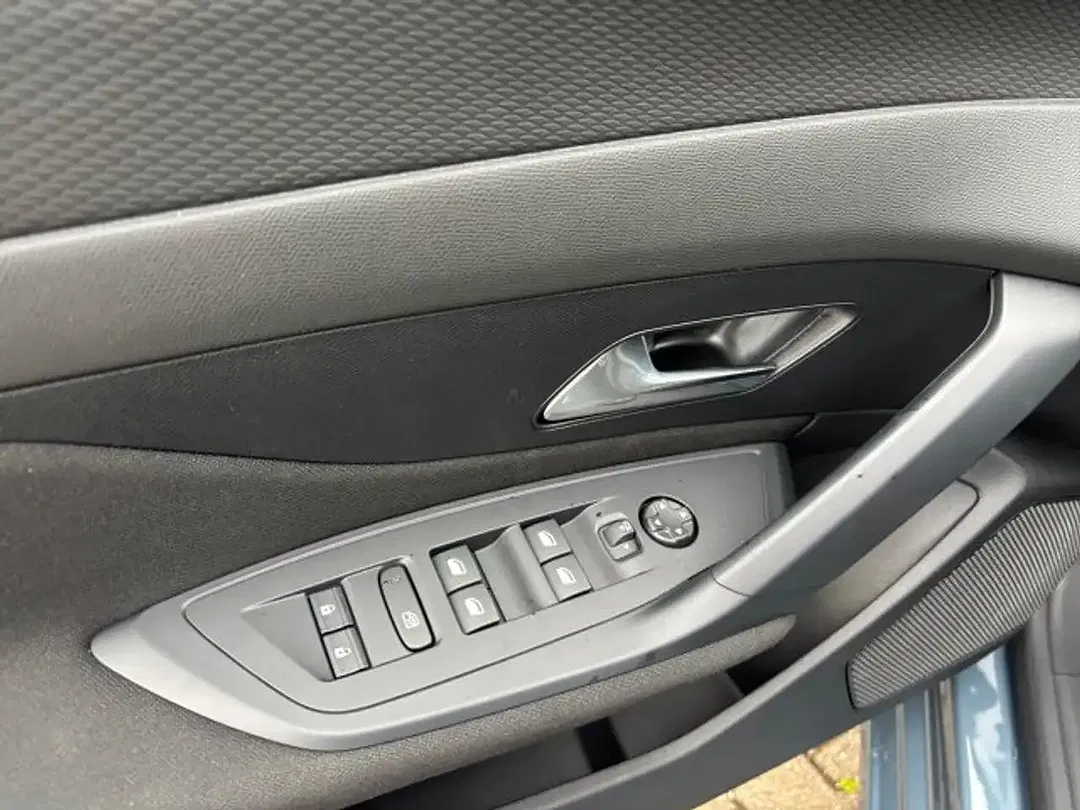 Peugeot 308 - Thumbnail 6