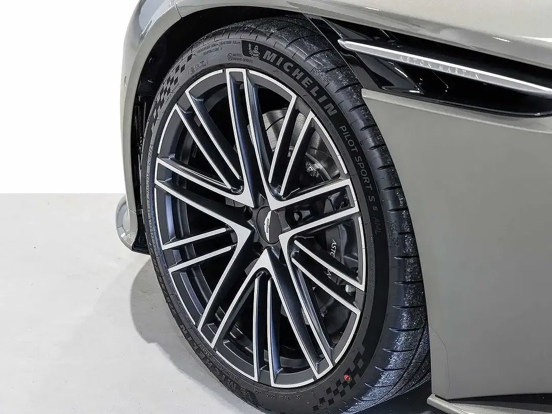 Aston Martin DB12 - Thumbnail 4