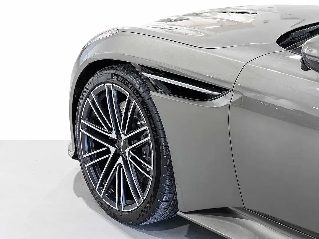 Aston Martin DB12 - Thumbnail 9