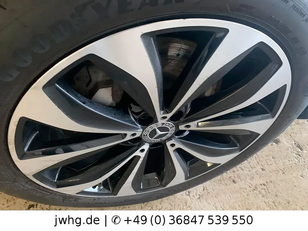 Mercedes-Benz GLC 300 - Thumbnail 3