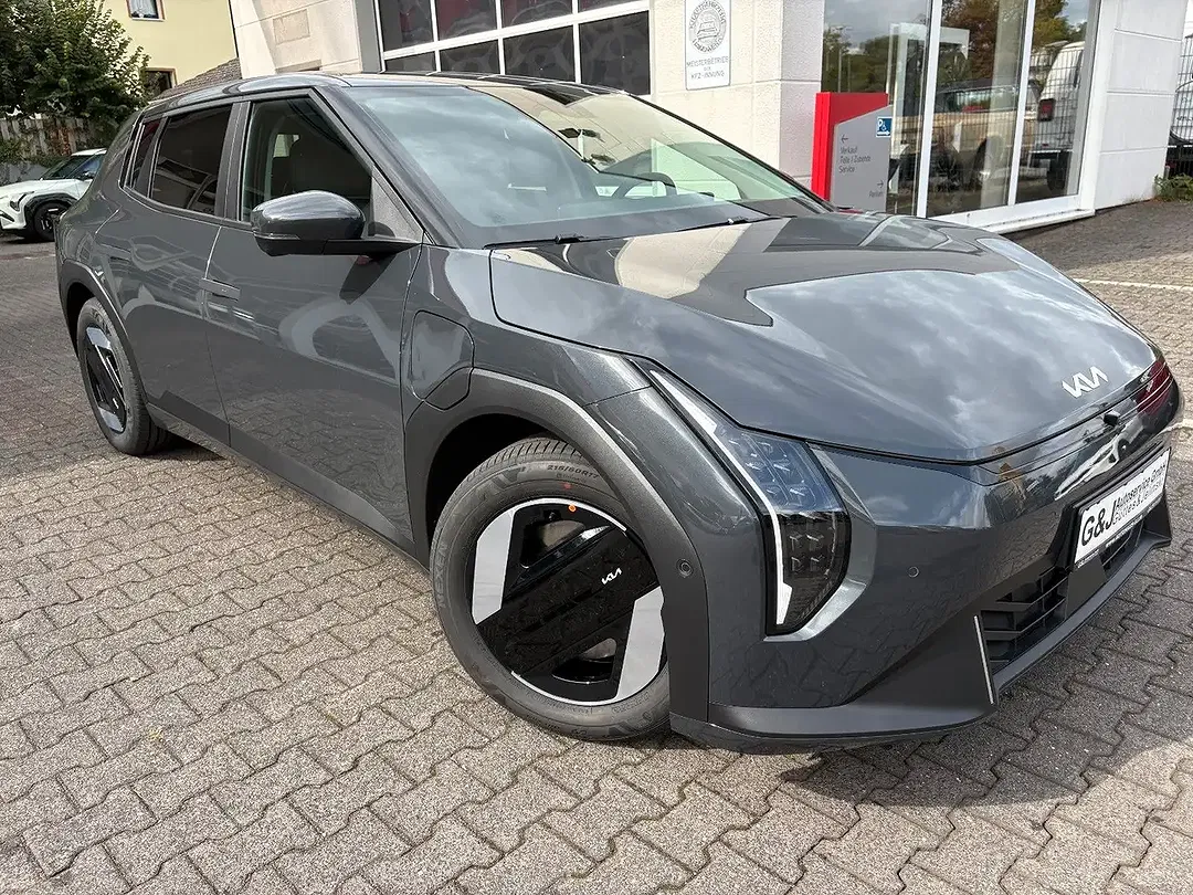 Kia EV4 - Thumbnail 3