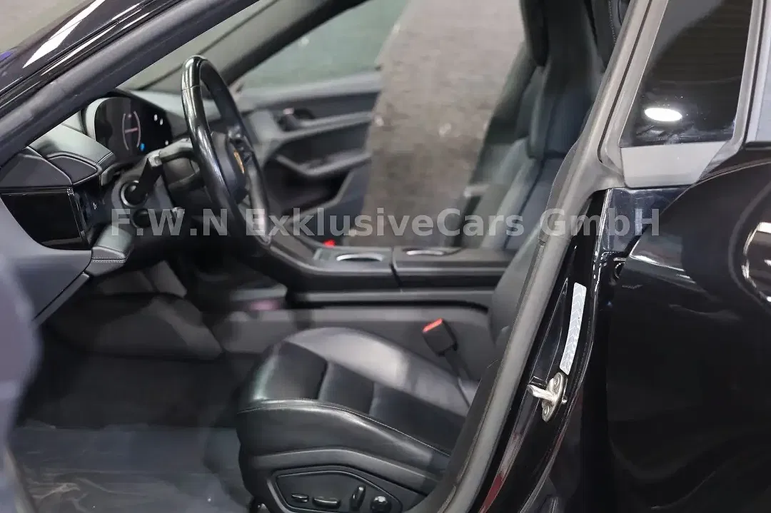 Porsche Taycan - Thumbnail 2