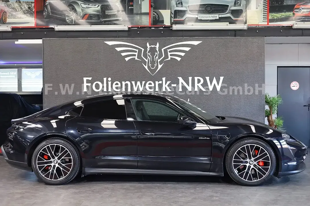 Porsche Taycan - Thumbnail 3