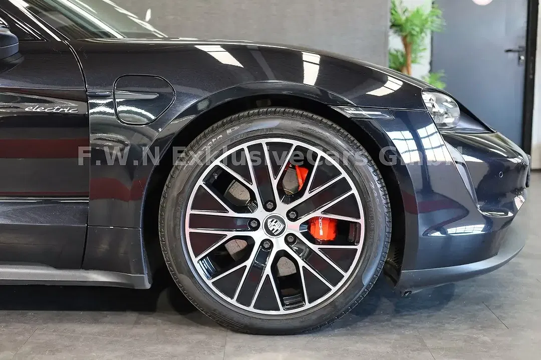 Porsche Taycan - Thumbnail 5