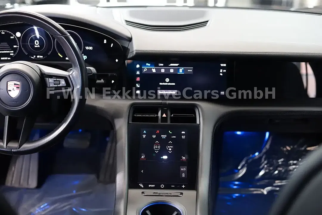Porsche Taycan - Thumbnail 6