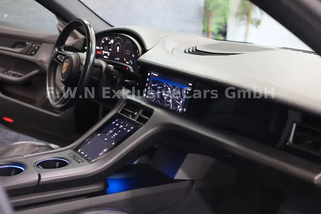 Porsche Taycan - Thumbnail 8