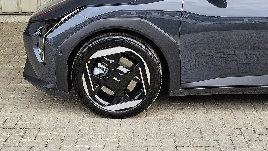 Kia EV4 - Thumbnail 4