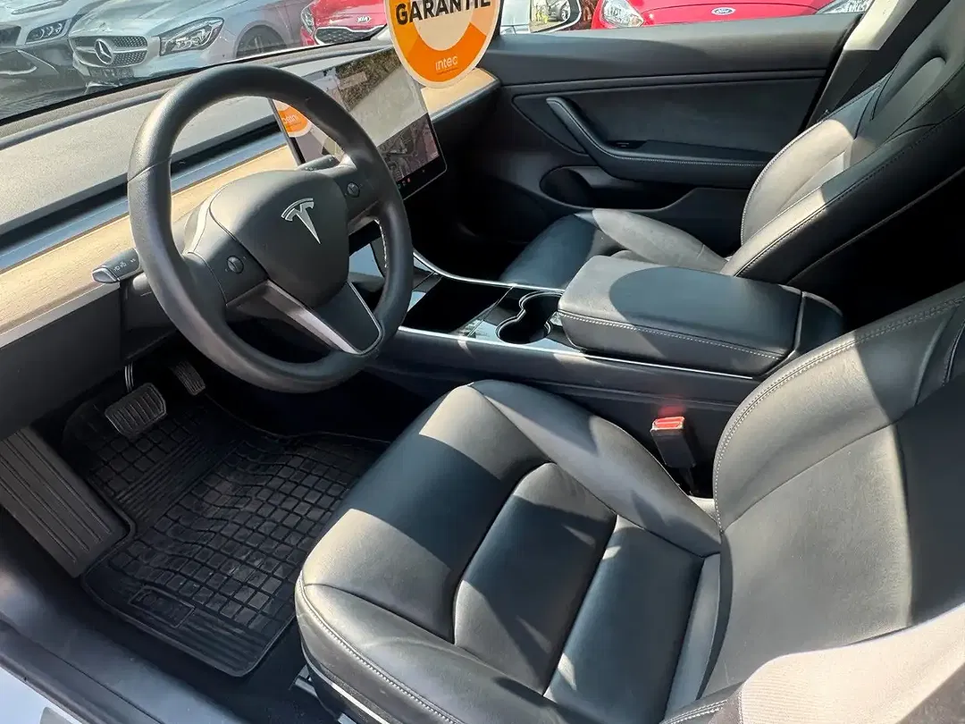 Tesla Model 3 - Thumbnail 11