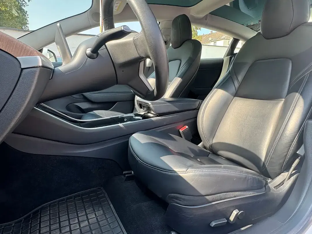 Tesla Model 3 - Thumbnail 12