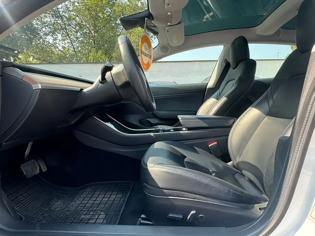 Tesla Model 3 - Thumbnail 13