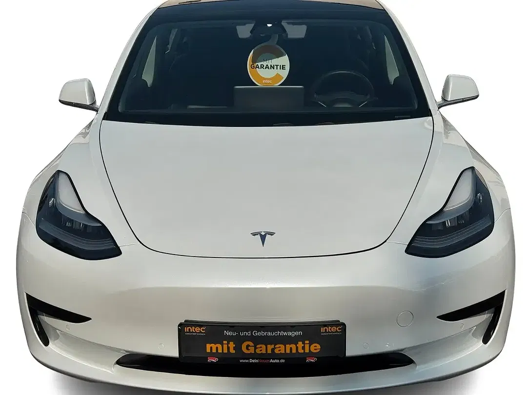 Tesla Model 3 - Thumbnail 3