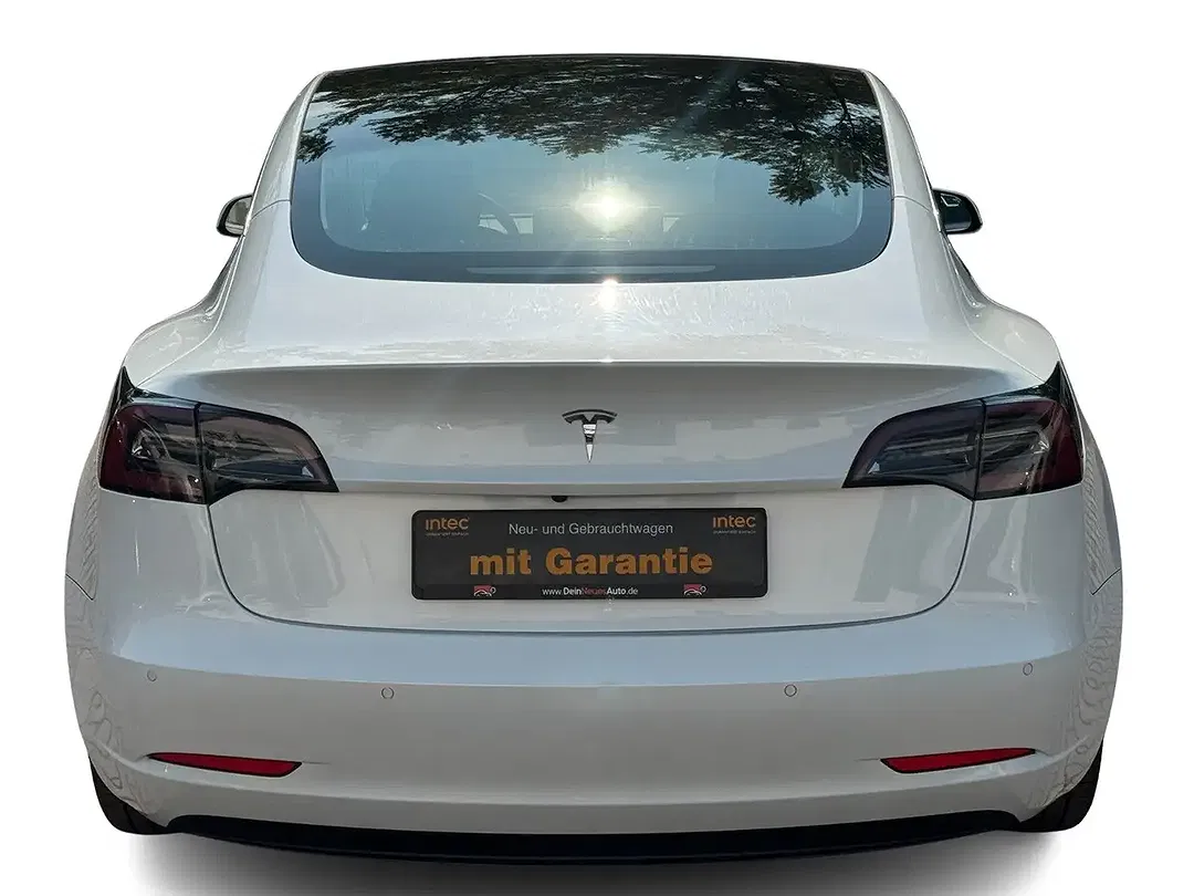 Tesla Model 3 - Thumbnail 8