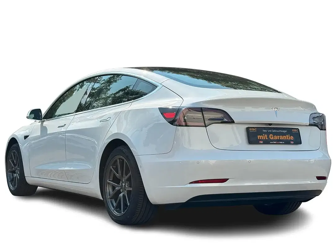 Tesla Model 3 - Thumbnail 9