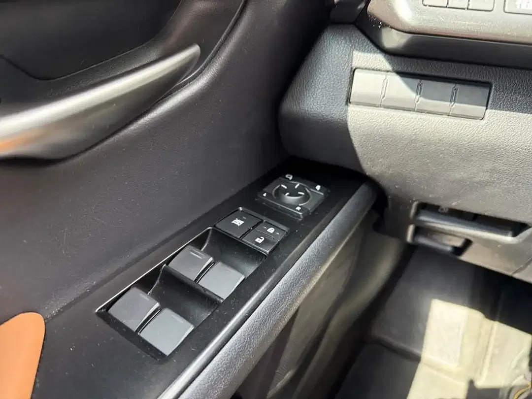 Lexus UX 250h - Thumbnail 23