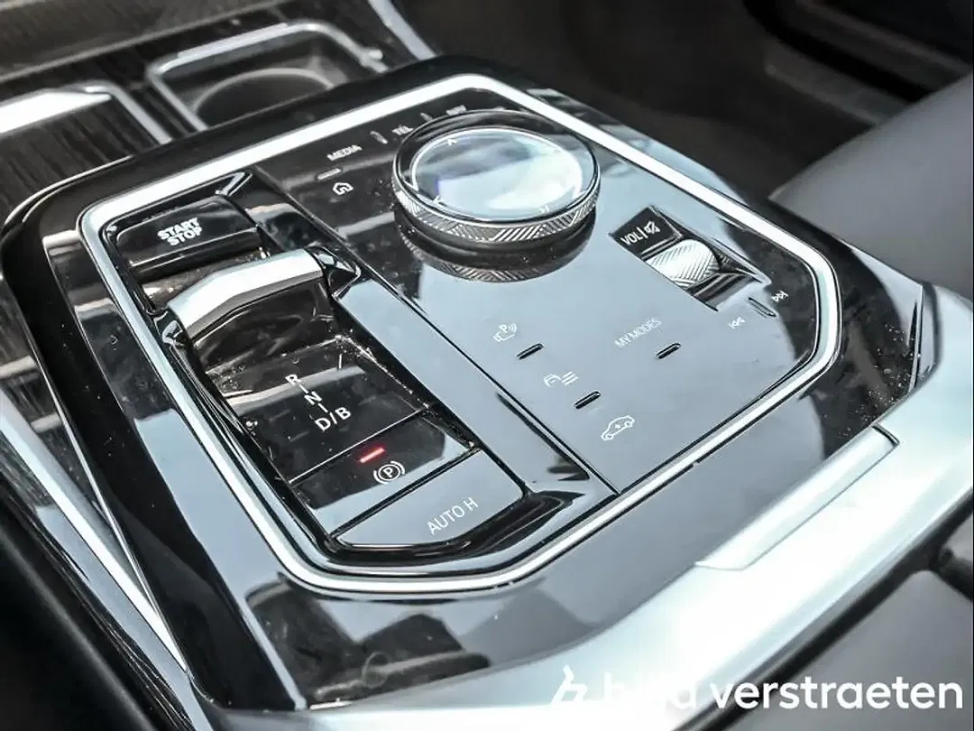 BMW i7 - Thumbnail 11