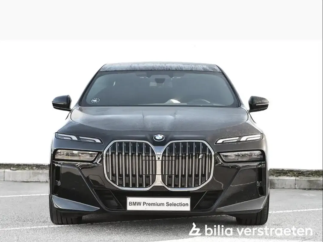 BMW i7 - Thumbnail 2