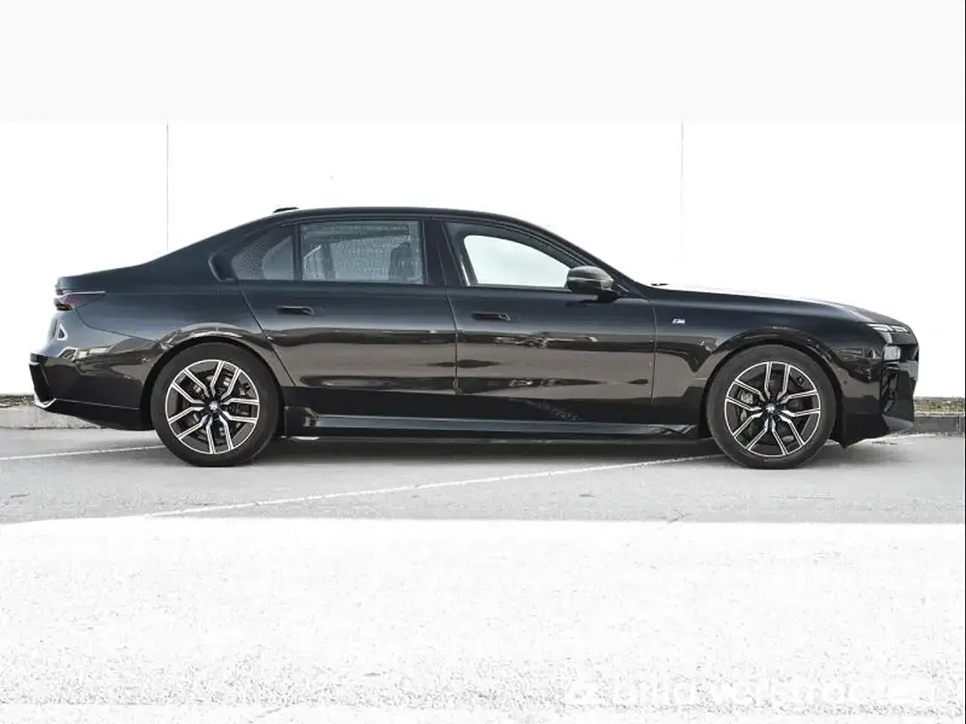 BMW i7 - Thumbnail 3