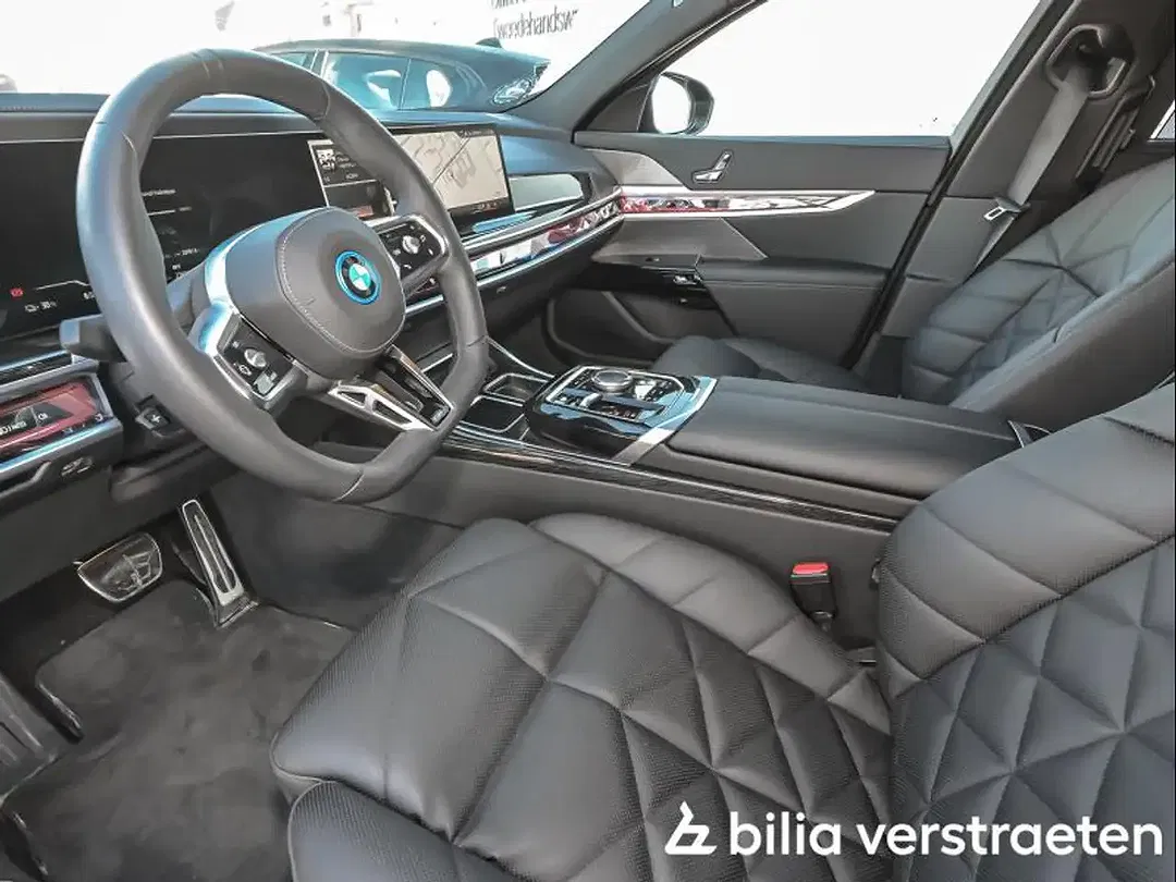 BMW i7 - Thumbnail 6