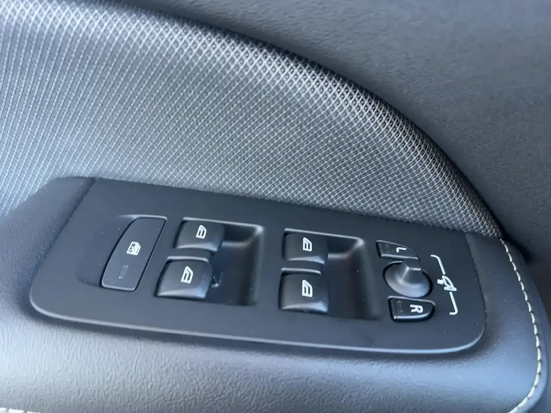 Volvo S60 - Thumbnail 9