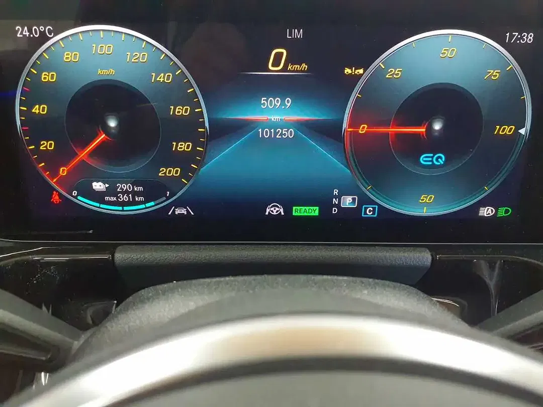 Mercedes-Benz EQA 300 - Thumbnail 11
