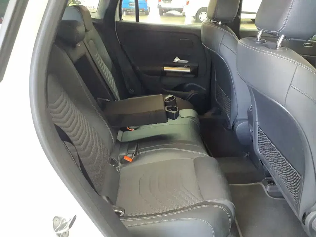 Mercedes-Benz EQA 300 - Thumbnail 13