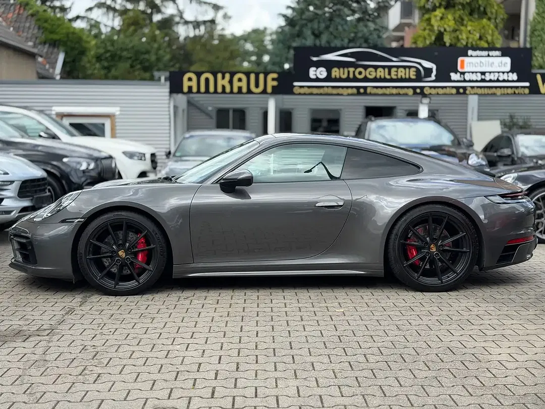 Porsche 992 - Thumbnail 3