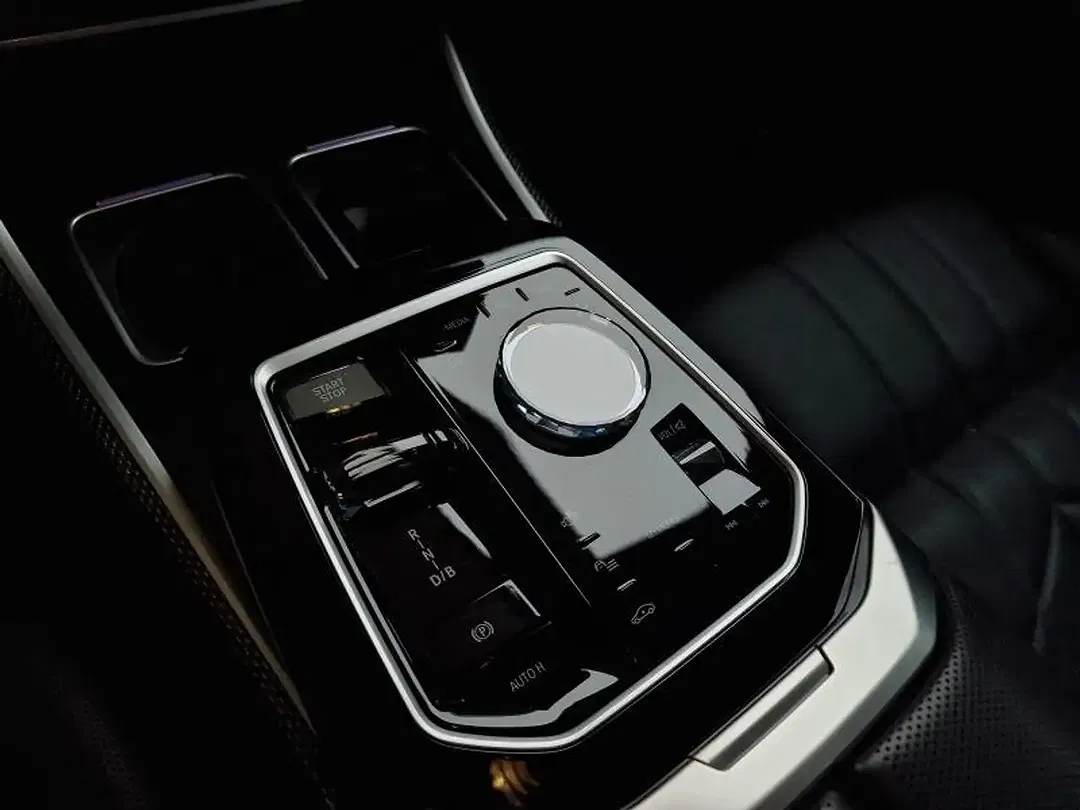 BMW i7 - Thumbnail 11