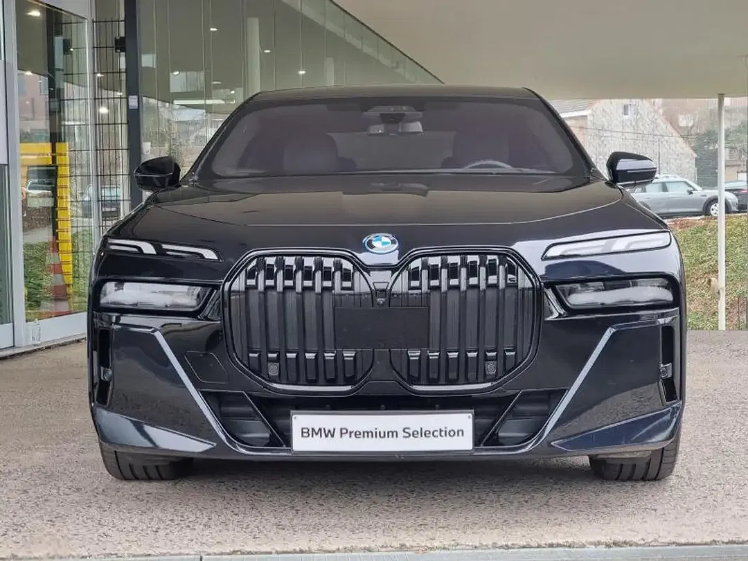 BMW i7 - Thumbnail 2