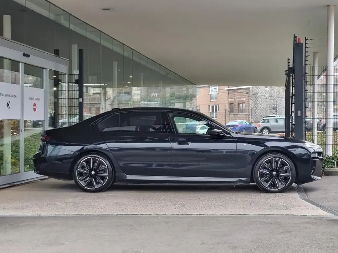 BMW i7 - Thumbnail 3