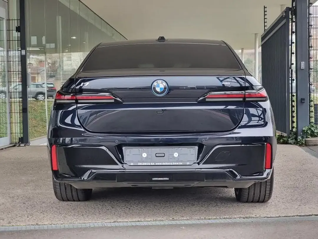 BMW i7 - Thumbnail 4