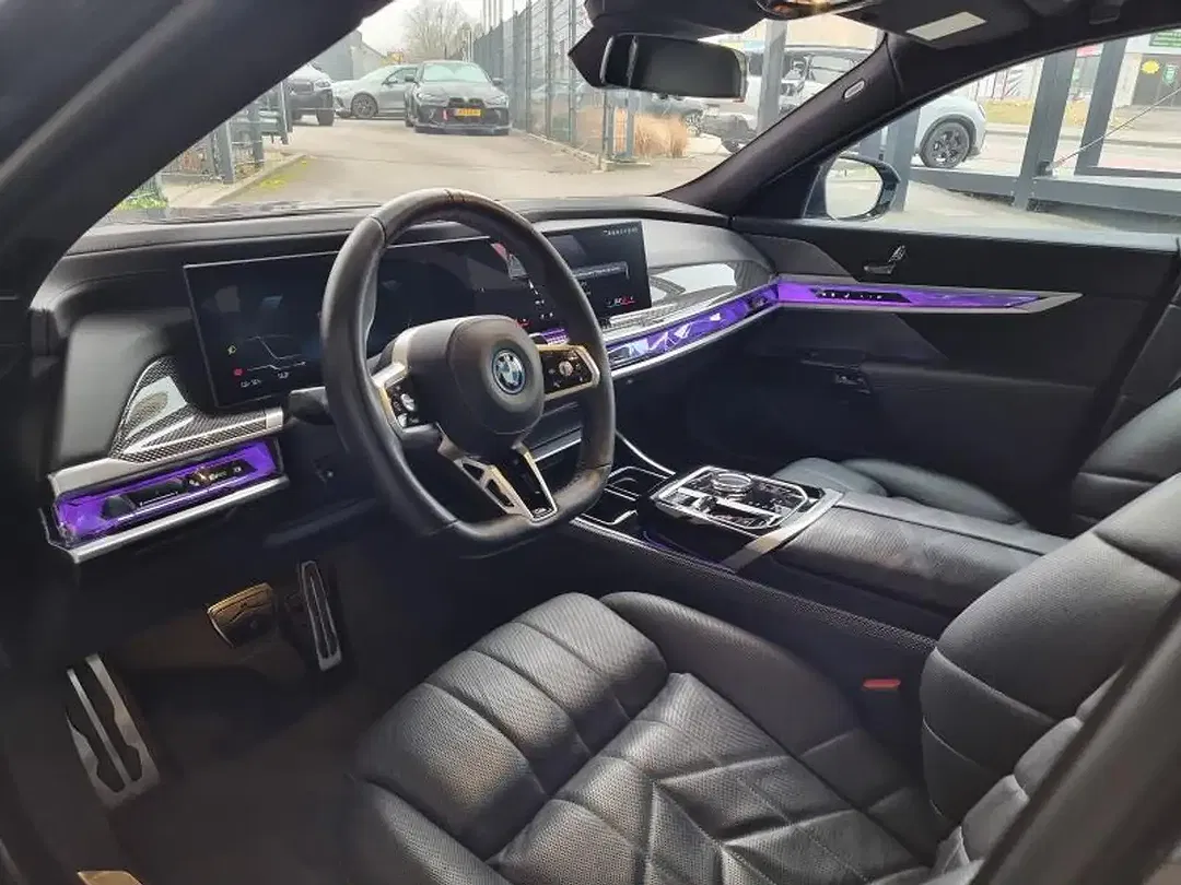 BMW i7 - Thumbnail 6