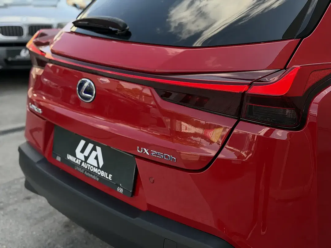 Lexus UX 250h - Thumbnail 8