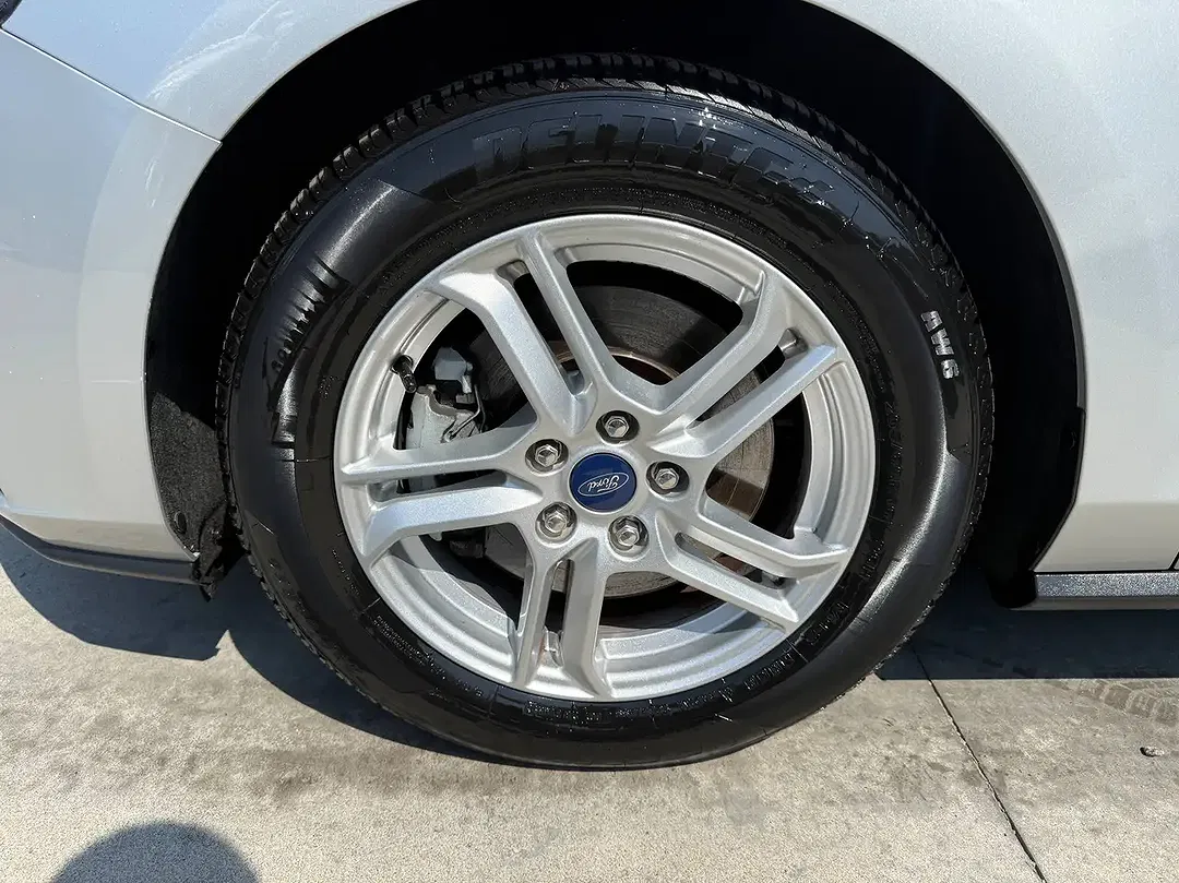 Ford Focus - Thumbnail 11
