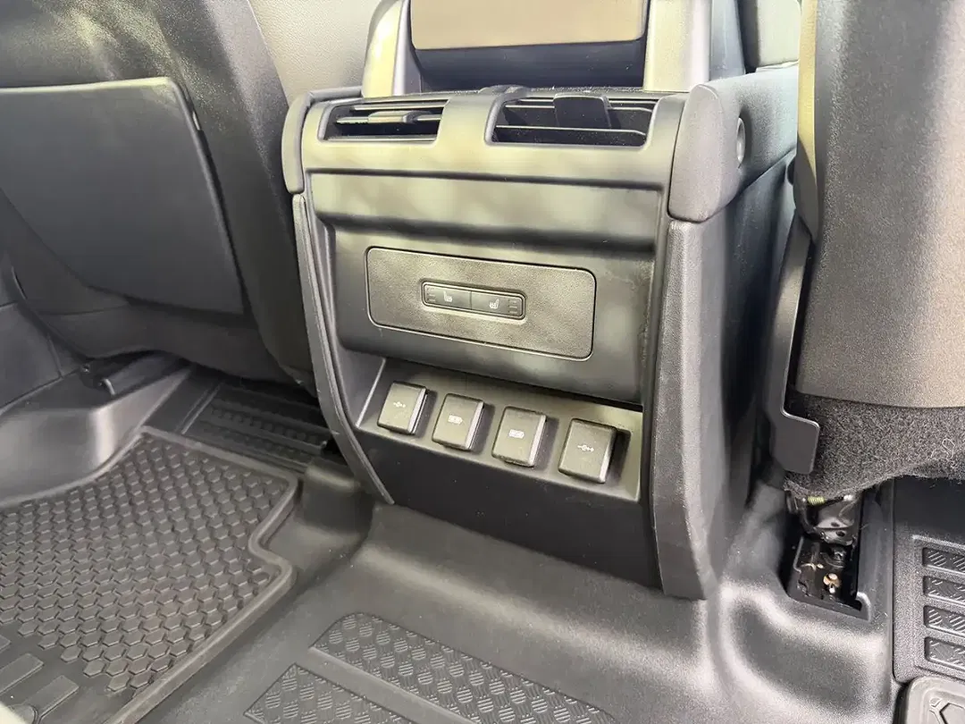 Land Rover Defender - Thumbnail 9