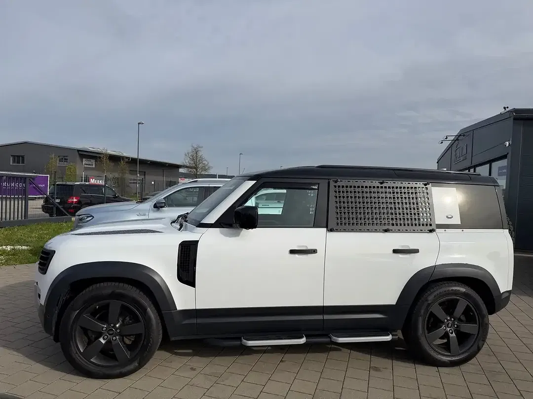 Land Rover Defender - Thumbnail 4