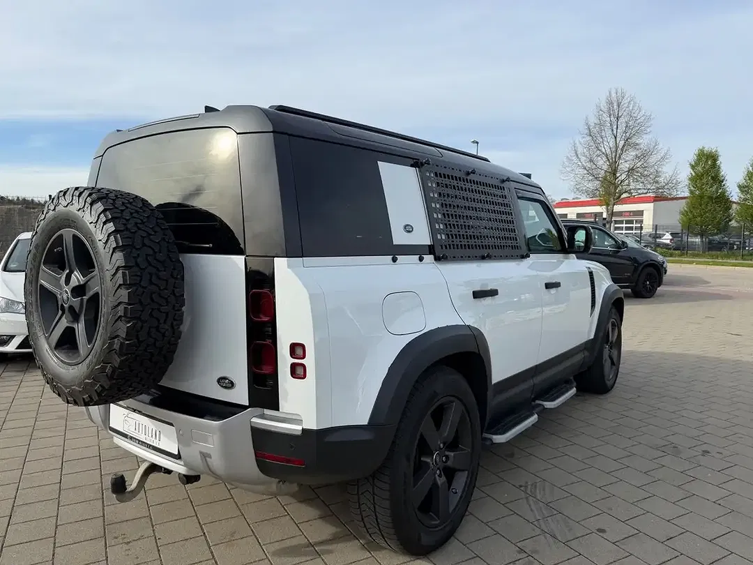 Land Rover Defender - Thumbnail 5